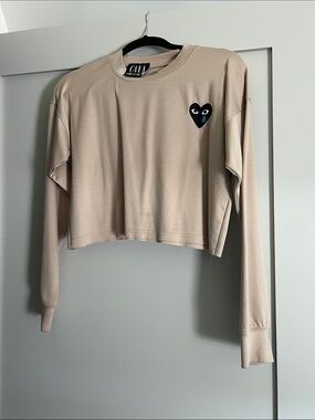 Caya Cropped Long-Sleeve Top in Beige with Heart Patch